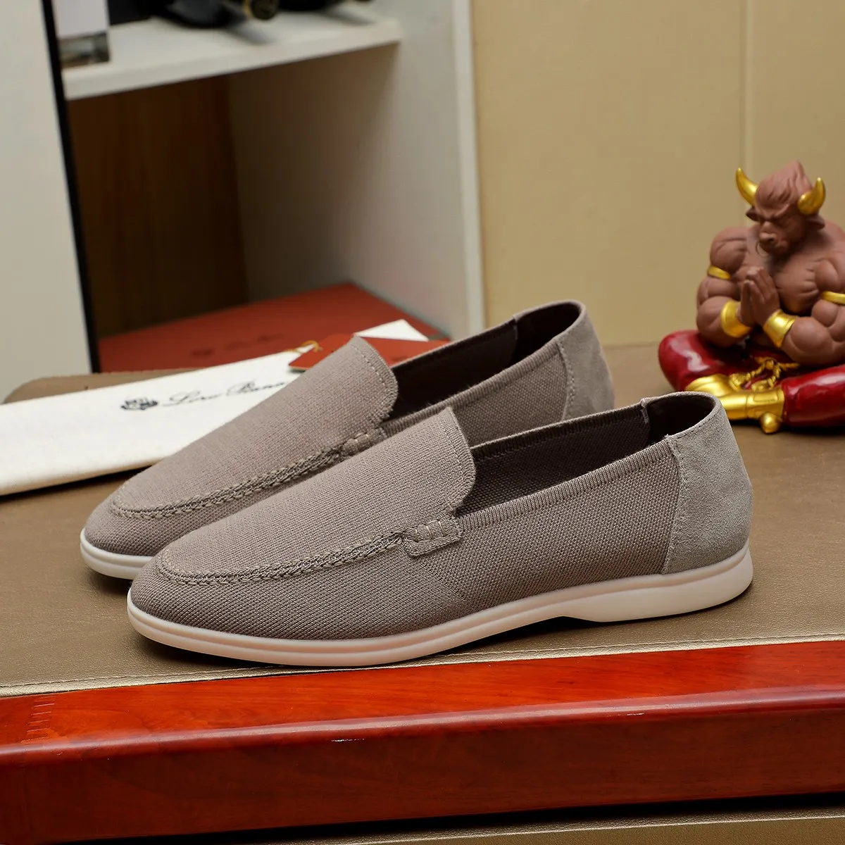 Men's Men's Shoes 💰 400 Loro PIana moccasin made of wish wool fabric. The upper is made of knitted fabric, made on a loom, and then attached to a rubber sole. The Rain System's water-repellent treatment enhances the shoe's functional design, while the suede details give the shoe a sense of elegance and sophistication. Made from Wish, fine wool from Australian and New Zealand Merino sheep 38-44